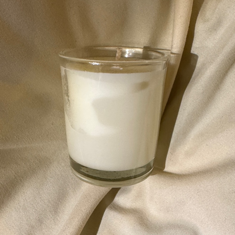 Frankincense & Myrrh Scented Candle - Cream - Picture 3 of 4